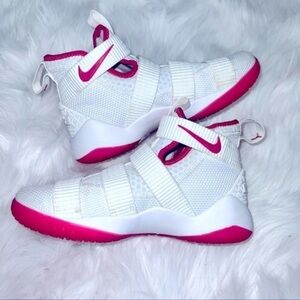 Nike Soldiers Basketball shoes. Pink/white. Size 4. Unisex.